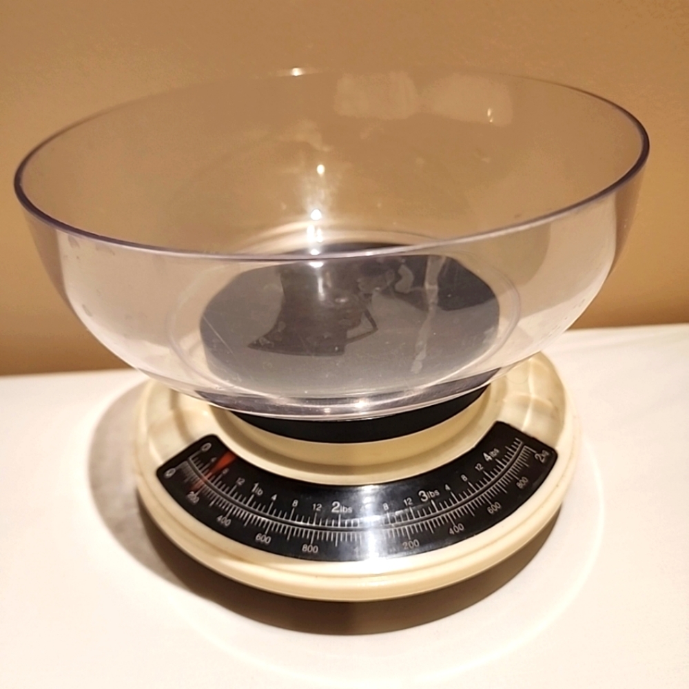 EUC Retro Beige Kitchen Scale